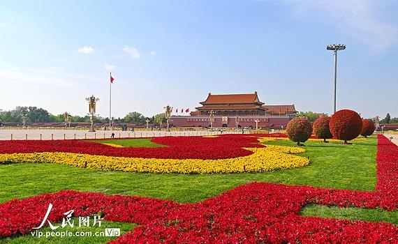 天安门广场花团锦簇迎“五一”